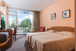 Отель Hotel Cоmplex Avliga Beach - Halfboard Солнечный Берег Двухместный номер с 2 отдельными кроватями и балконом с видом на парк-4