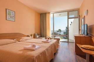 Отель Hotel Cоmplex Avliga Beach - Halfboard Солнечный Берег Двухместный номер с 2 отдельными кроватями, балконом и видом на море-1